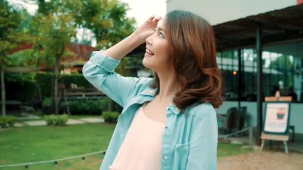 有吸引力的亚洲旅游妇女感到快乐旅行在曼谷 开朗美丽的年轻青少年博客女性在市中心散步 生活方式背包旅游旅游度假理念 — 图库视频影像