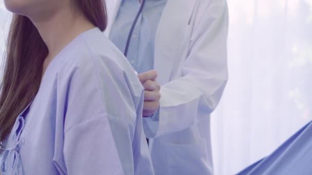 Mujer Asiática Hospitalizada Acostada Cama Mientras Médico Revisa Pulso Joven — Vídeos de Stock