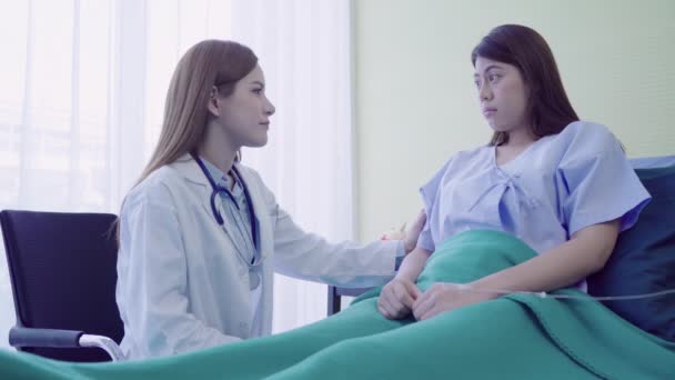 年轻的亚洲医生妇女在病床上为女病人说话和牵手 精神科医生和人的概念 — 图库视频影像