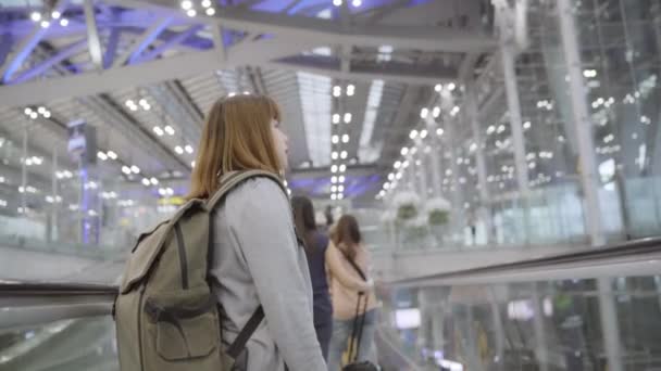 Joven Mochilera Asiática Que Camina Por Pasillo Terminal Mientras Embarcar — Vídeos de Stock