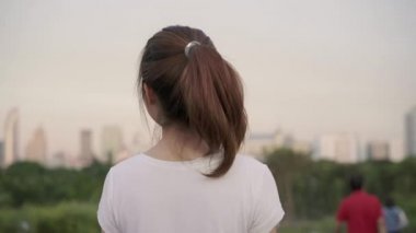 Parkta sokakta yürüyen sağlıklı güzel genç Asyalı kadın, şehir şehrinde sokakta güzel kadın egzersiz. Yaşam tarzı aktif kadınlar park ve gün batımı arka plan kavramı dinlenmek.