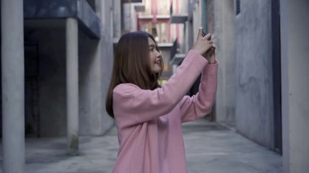 Slow Motion Ung Asiatisk Blogger Kvinna Promenader Medan Man Reser — Stockvideo