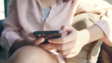 Kafede masada otururken konuşma, okuma ve manifatura için Smartphone kullanarak iş serbest Asyalı kadın. Kahve dükkanı concepts çalışma yaşam tarzı zeki güzel kadınlar.