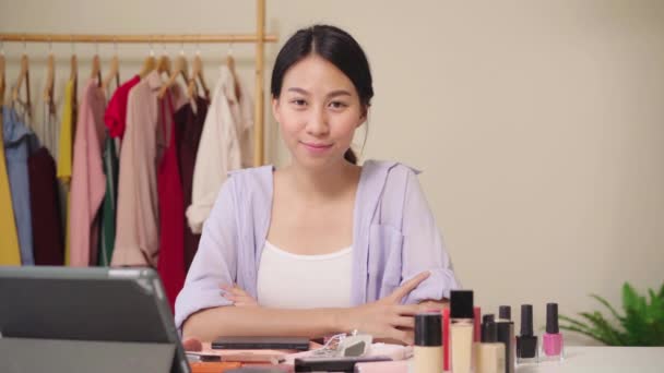 Beleza Blogueiro Presente Beleza Cosméticos Sentados Frente Tablet Para Gravação — Vídeo de Stock
