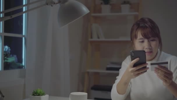 Mooie Aziatische Vrouw Met Behulp Van Smartphone Kopen Online Winkelen — Stockvideo