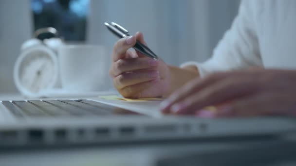 若いアジアの女性は自宅のリビングルームで机の上にノートパソコンを使用して遅く作業します ホームオフィスで夜のノート文書ファイナンスと電卓を書くアジアビジネスウーマン ホームコンセプトで時間を楽しむ — ストック動画