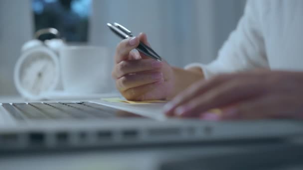 Jovem Mulher Asiática Trabalhando Até Tarde Usando Laptop Mesa Sala — Vídeo de Stock