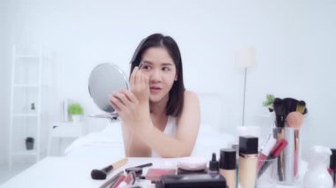 Güzellik blogger video kayıt için kamera önünde oturan güzellik kozmetik mevcut. Asyalı kadın kullanım kozmetik inceleme yapmak öğretici mutlu güzel genç sosyal ağ için canlı video yayını.