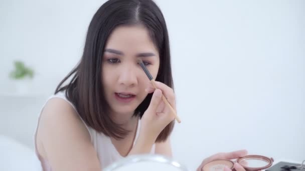 Beauty Blogger Presenta Cosmetici Bellezza Seduti Davanti Alla Fotocamera Registrare — Video Stock