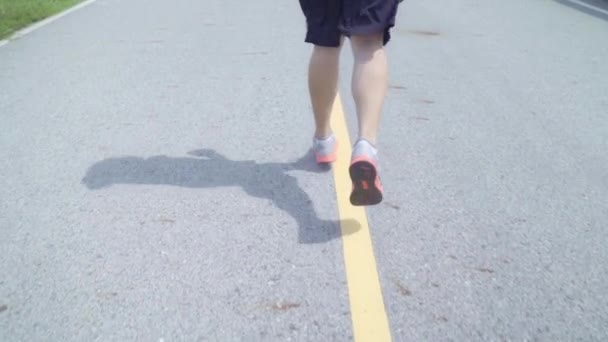 Cámara Lenta Corredor Asiático Hombre Corriendo Trotando Calle Sano Guapo — Vídeo de stock