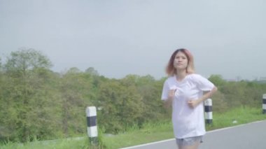 Çalışan ve sokak, sağlıklı güzel genç sportif kadın egzersiz yakın göl jogging Asya runner kadın. Yaşam tarzı uygun ve aktif kadınlara sokak kavramı üzerinde egzersiz.