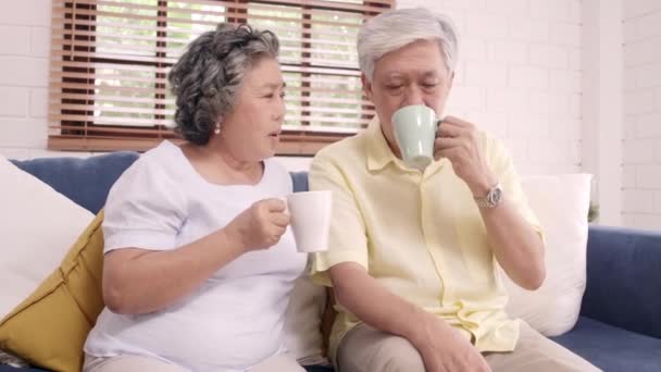 Aziatische Ouderen Paar Warme Koffie Drinken Samen Praten Woonkamer Thuis — Stockvideo