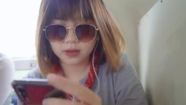Traveler Asiatisk Kvinna Använder Smartphone Lyssnar Musik Slappna Medan Tar — Stockvideo