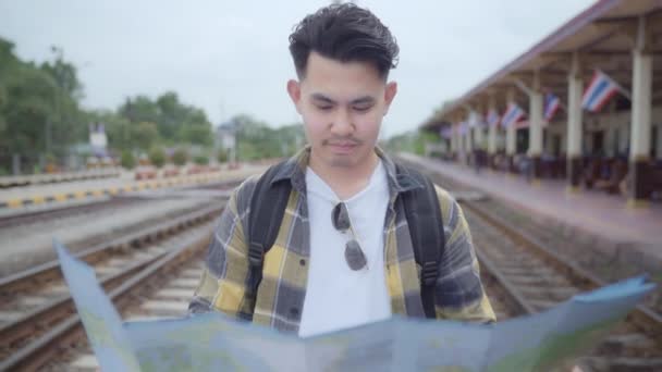 Traveler Asiatiska Man Riktning Och Tittar Platskarta Medan Spendera Semesterresa — Stockvideo