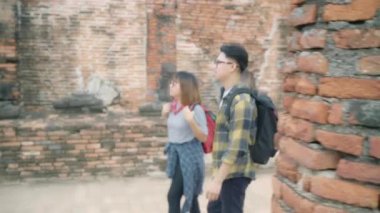 Seyahat Asya çift Ayutthaya, Tayland, tatil gezisi harcama backpacker tatlı çift geleneksel şehirde inanılmaz Simgesel Yapı, onların yolculuk keyfini çıkarın. Yaşam tarzı çift seyahat tatil kavramı.