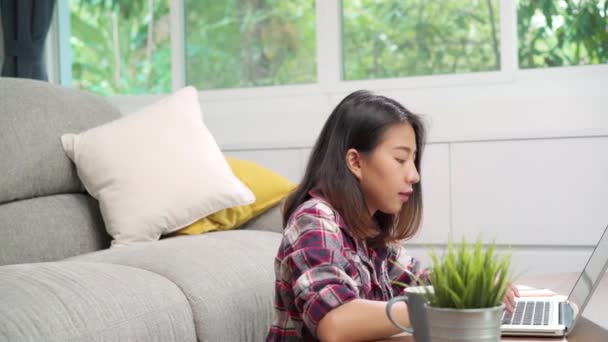 Молодий Бізнес Фріланс Азіатські Жінки Робочих Домашнє Завдання Ноутбук Столі — стокове відео