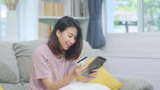 Młoda Uśmiechnięta Azjatka Korzystająca Tabletu Kupująca Online Pomocą Karty Kredytowej — Wideo stockowe