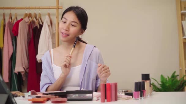 Zeitlupe Beauty Bloggerin Präsentiert Schönheitskosmetik Die Vor Der Kamera Sitzt — Stockvideo