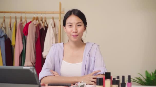Beauty Blogger Presenta Cosmetici Bellezza Seduti Davanti Tablet Registrare Video — Video Stock