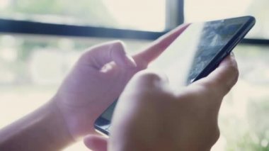 Kafede masada otururken konuşma, okuma ve manifatura için Smartphone kullanarak iş serbest Asyalı kadın. Kahve dükkanı concepts çalışma yaşam tarzı zeki güzel kadınlar.