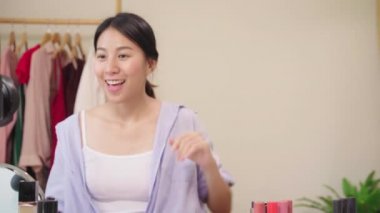 Güzellik blogger video kayıt için kamera önünde oturan güzellik kozmetik mevcut. Asyalı kadın kullanım kozmetik inceleme yapmak öğretici mutlu güzel genç sosyal ağ için canlı video yayını.