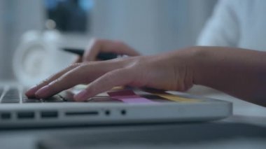 Genç Asyalı kadın dizüstü bilgisayar üzerinde geç çalışıyor ve evde oturma odasında kahve içiyor. Asya iş kadını çalışma belge finans ve hesap makinesi gece evde ofis. Evde vakit geçirmenin keyfini çıkarın.