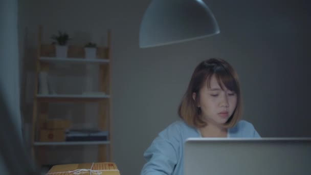 美丽聪明的亚洲年轻企业家女老板 在线检查产品的库存和保存到电脑工作深夜在家 小企业主在家里的办公室概念 — 图库视频影像