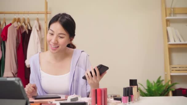 Belleza Blogger Pregunta Respuesta Por Teléfono Sentado Tableta Delantera Para — Vídeos de Stock
