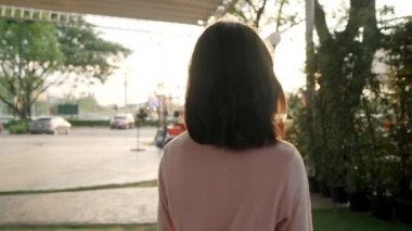 Yavaş hareket - Bangkok mutlu seyahat hissi Asyalı turist kadın, Tayland, neşeli güzel genç genç blogger kadın şehirde yürüyüş. Yaşam çantası turist seyahat tatil konsepti.