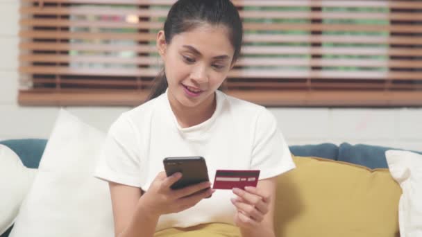 Joven Mujer Asiática Sonriente Usando Teléfono Inteligente Comprar Compras Línea — Vídeo de stock