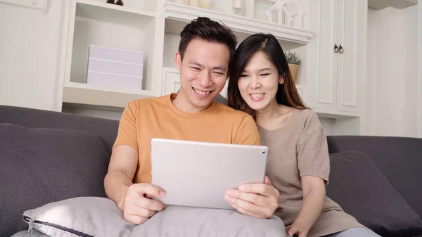 Asiático idoso casal homem segurando bolo celebrando o aniversário da esposa na sala de estar em casa. Casal japonês desfrutar de momento de amor juntos em casa. Estilo de vida família sênior em casa conceito . — Fotografia de Stock