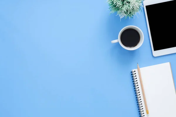 Escritorio de oficina espacio de trabajo plano vista superior maqueta de la foto del espacio de trabajo con la tableta, taza de café y portátil sobre fondo pastel azul. Concepto de escritorio de espacio de copia de color azul pastel . — Foto de Stock