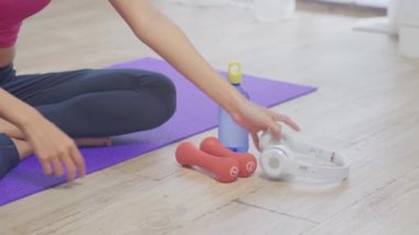 Genç Asyalı kadın oturma odasında yoga yaparken müzik dinlerken, Çekici güzel kadın evde sağlıklı için dışarı çalışma. Yaşam tarzı kadın egzersiz kavramı.