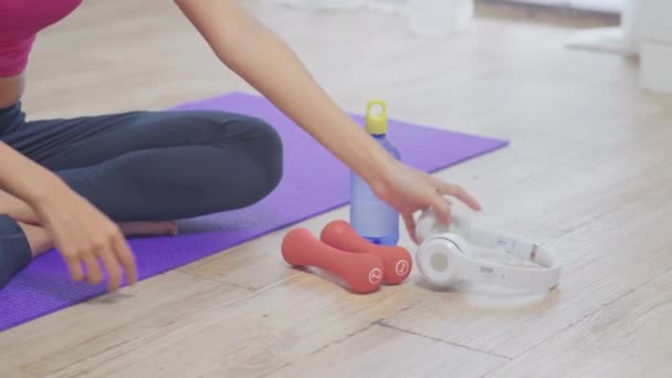 Mujer Asiática Joven Escuchando Música Mientras Practica Yoga Sala Estar — Vídeos de Stock