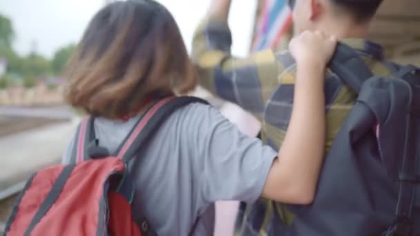 Viajero Asiática Mochila Pareja Hablando Juntos Mientras Camina Espera Tren — Vídeos de Stock