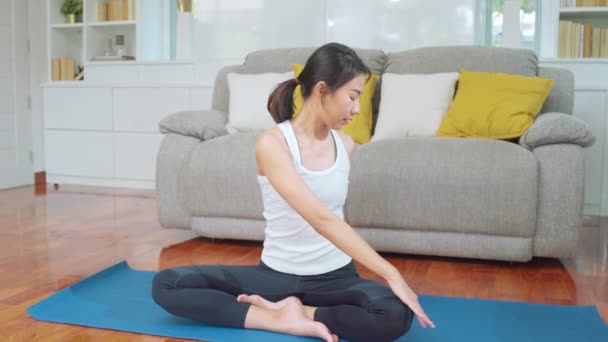 Genç Asyalı Kadın Oturma Odasında Yoga Yapıyor Çekici Güzel Bir — Stok video