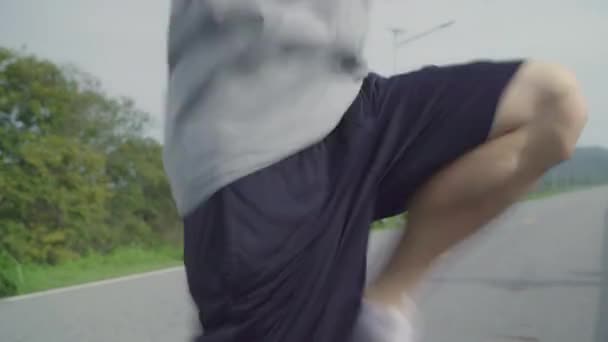 亚洲跑步男子的腿温暖和伸展她的手臂 准备在街上跑步 健康的年轻男性运动附近的湖泊 生活方式适合和积极的男人运动在街头的概念 — 图库视频影像