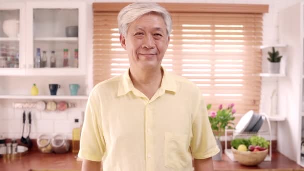 Asian Starszy Człowiek Uczucie Szczęśliwy Uśmiechnięty Patrząc Wobec Aparat Fotograficzny — Wideo stockowe