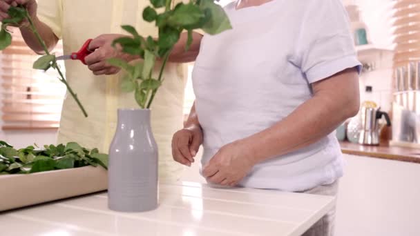 Asya Yaşlı Çift Evde Mutfakta Ahşap Bir Masada Buket Çiçekler — Stok video