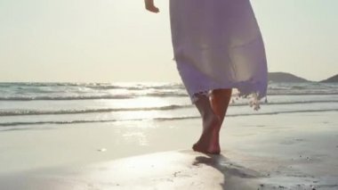 Sahilde yürüyen genç Asyalı kadın. Güzel kadın mutlu akşam gün batımı nda deniz kenarında sahilde yürüyüş rahatlayın. Yaşam tarzı kadın plaj konsepti seyahat.