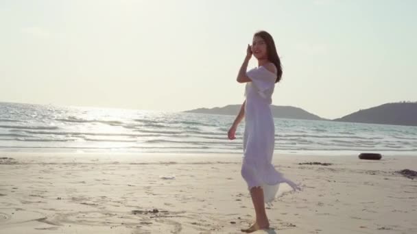 Mujer Asiática Joven Caminando Playa Hermosa Mujer Feliz Relajarse Caminando — Vídeos de Stock