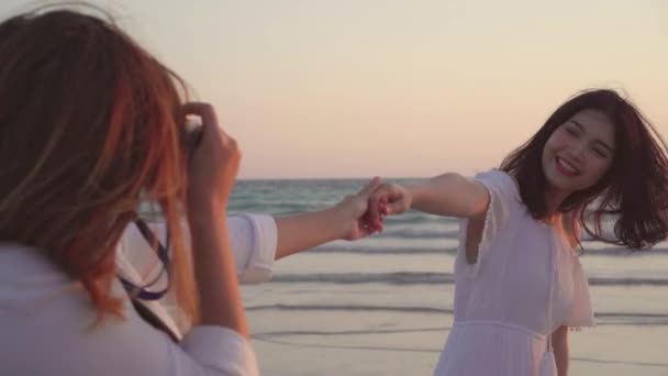 Mladý Asijský Lesbický Pár Používající Kameru Jak Fotografovat Blízko Pláže — Stock video