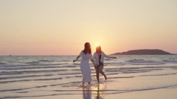 Jovem Casal Lésbico Asiático Correndo Praia Mulheres Bonitas Amigos Feliz — Vídeo de Stock