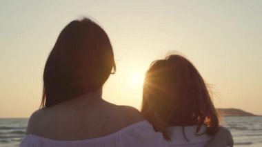 Genç Asyalı lezbiyen çift plaj yakınında öpüşme. Güzel kadın lgbt çift mutlu dinlenmek akşam gün batımı nda aşk ve romantik an tadını çıkarın. Plaj konsepti lifestyle lezbiyen çift seyahat.