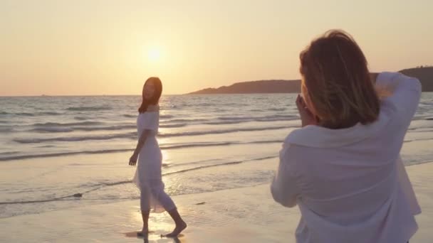 Νέος Ασιάτης Ισσα Λεσβιακό Ζευγάρι Χρησιμοποιώντας Κάμερα Λήψη Φωτογραφία Ένας — Αρχείο Βίντεο