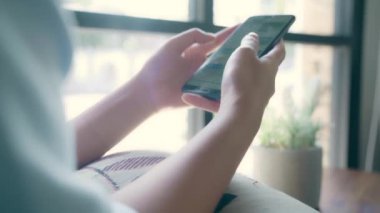 Kafede masada otururken konuşma, okuma ve manifatura için Smartphone kullanarak iş serbest Asyalı kadın. Kahve dükkanı concepts çalışma yaşam tarzı zeki güzel kadınlar.