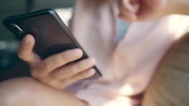 Kafede masada otururken konuşma, okuma ve manifatura için Smartphone kullanarak iş serbest Asyalı kadın. Kahve dükkanı concepts çalışma yaşam tarzı zeki güzel kadınlar.