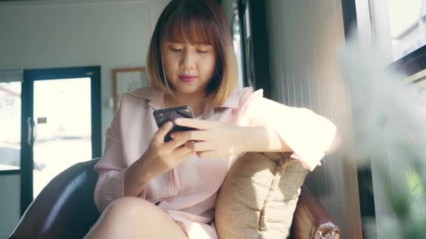 Επαγγελματίες Ελεύθερους Ασιατική Γυναίκα Χρησιμοποιώντας Smartphone Για Ομιλία Ανάγνωση Και — Αρχείο Βίντεο