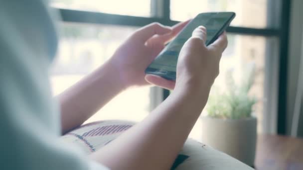 Freelance Aziatische Zakenvrouw Smartphone Voor Praten Lezen Sms Wilt Gebruiken — Stockvideo