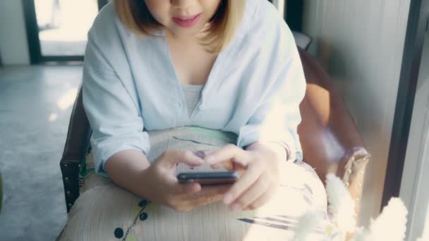 Επαγγελματίες Ελεύθερους Ασιατική Γυναίκα Χρησιμοποιώντας Smartphone Για Ομιλία Ανάγνωση Και — Αρχείο Βίντεο